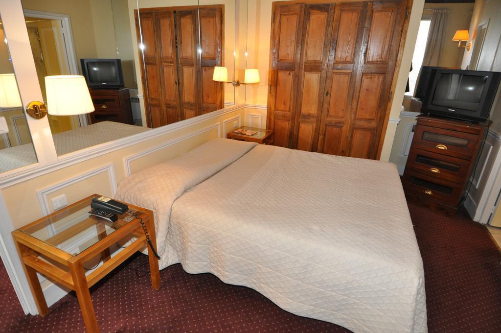 Perpetual Elysee Montaigne Paris Room photo